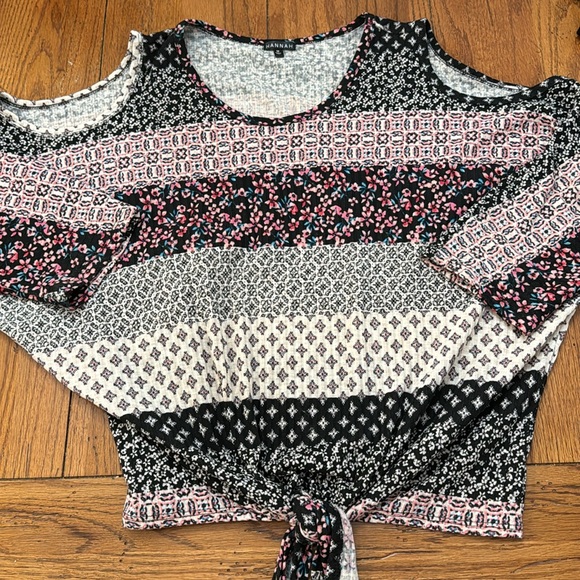 Women’s size medium. In great condition. Cold shoulder and ties in front. - Picture 4 of 4